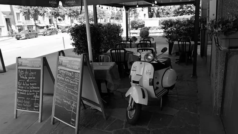 Terrasse et Vespa, en noir et blanc
