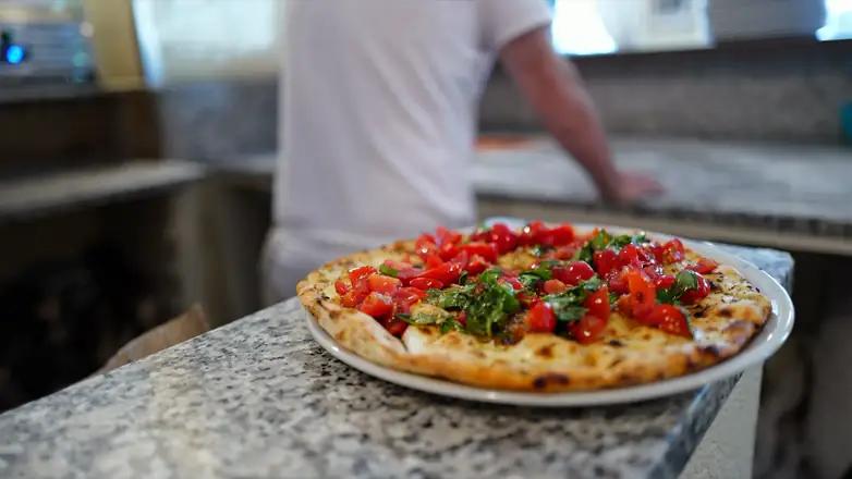 Pizza aux tomates fraîches et basilic